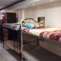 5 套二手金属双层床，带胶合板底座，床垫 图片 1