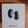 一个Galaxy Buds Live 黑色耳机和一个无线充电charger 图片 1