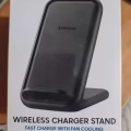 一个Galaxy Buds Live 黑色耳机和一个无线充电charger 图片 2