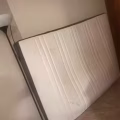 免费送两个旧双人床垫，正常用的，需要的拉走 图片 1