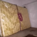 有哑铃，包包等物品 图片 1
