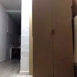 2手，衣柜。床头柜，风扇。床垫