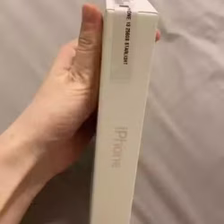 出售 全新未使用的苹果13 , 256GB 星光白， 有收据。