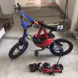 孩子自行车、头盔和护具