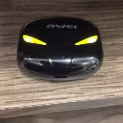 有两个蓝牙耳机出卖