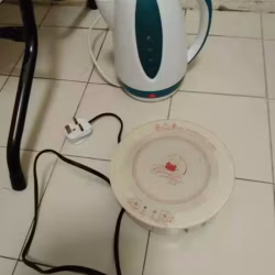 迷你小电磁炉和一个电水壶