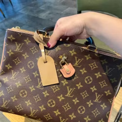Lu限量版包包美国3800美金购入2000新币出