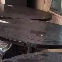 黑色圆餐桌