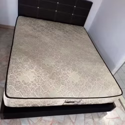 双人床