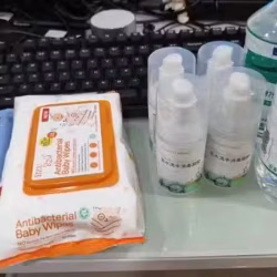 75%酒精，湿纸巾，消毒凝胶