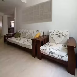 实木沙发和边几,淡滨尼自取。