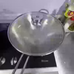 出一个双立人炒菜锅
