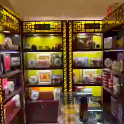 虫草烟酒展示柜，矮柜，泡澡桶，木衣架下有抽屉鞋柜五斗柜，小实木桌，