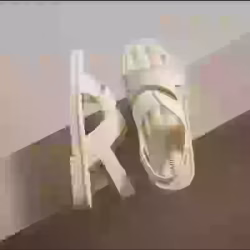 女生鞋子便宜出，可打包带走。