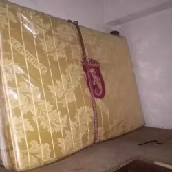 有哑铃，包包等物品