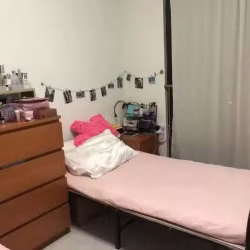 两张单人铁床