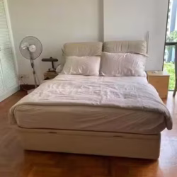 Queen size，双人床，床褥加床柜。