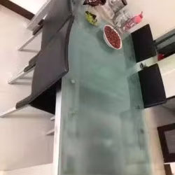 钢化玻璃餐桌 + 6张椅子