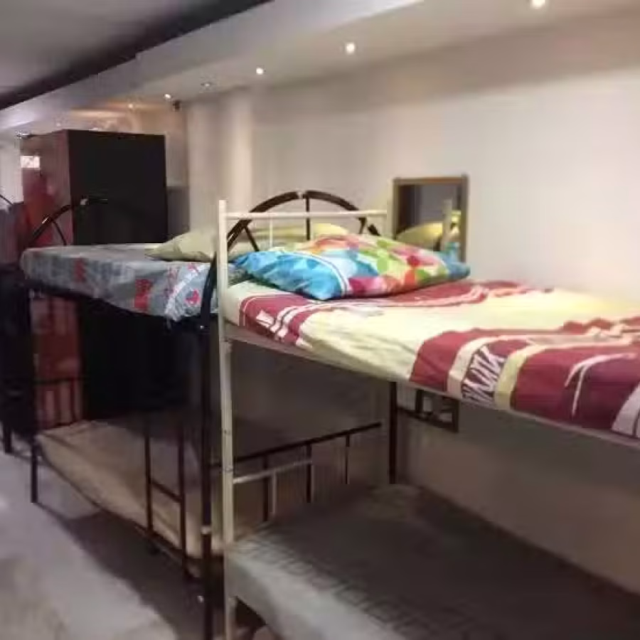 5 套二手金属双层床，带胶合板底座，床垫 图片 1