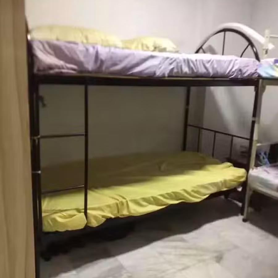 5 套二手金属双层床，带胶合板底座，床垫 图片 2