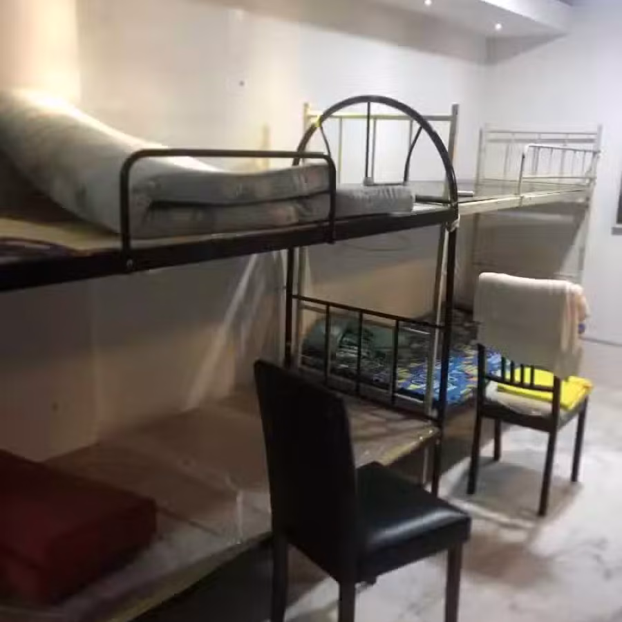 5 套二手金属双层床，带胶合板底座，床垫 图片 5