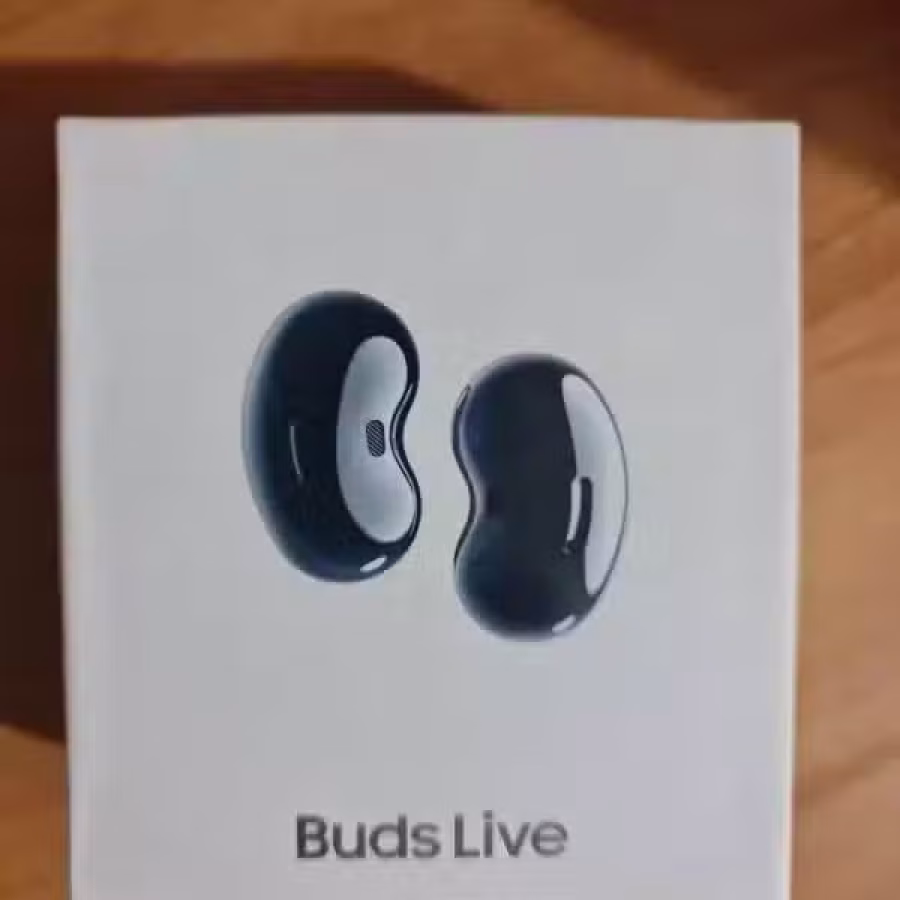 一个Galaxy Buds Live 黑色耳机和一个无线充电charger 图片 1