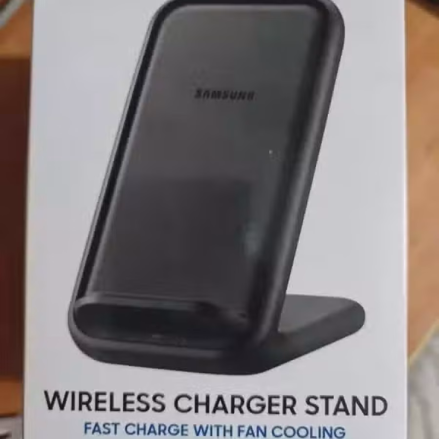 一个Galaxy Buds Live 黑色耳机和一个无线充电charger 图片 2