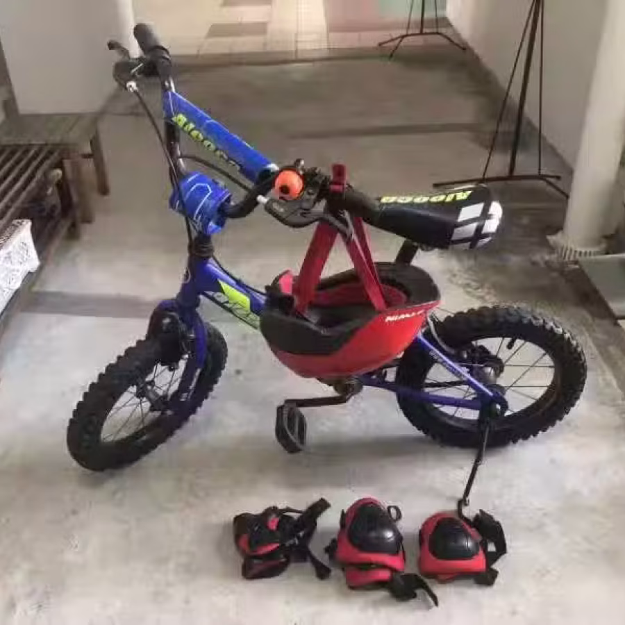 孩子自行车、头盔和护具 图片 1