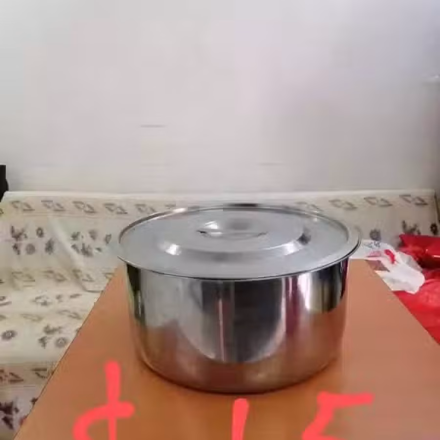 两个白钢汤桶和一个大的蒸笼三层的 图片 1