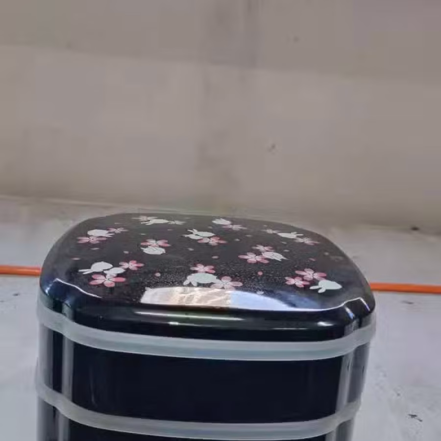 新加坡华人过年放糖果用 还有放零食 还有放寿司盒子 图片 1