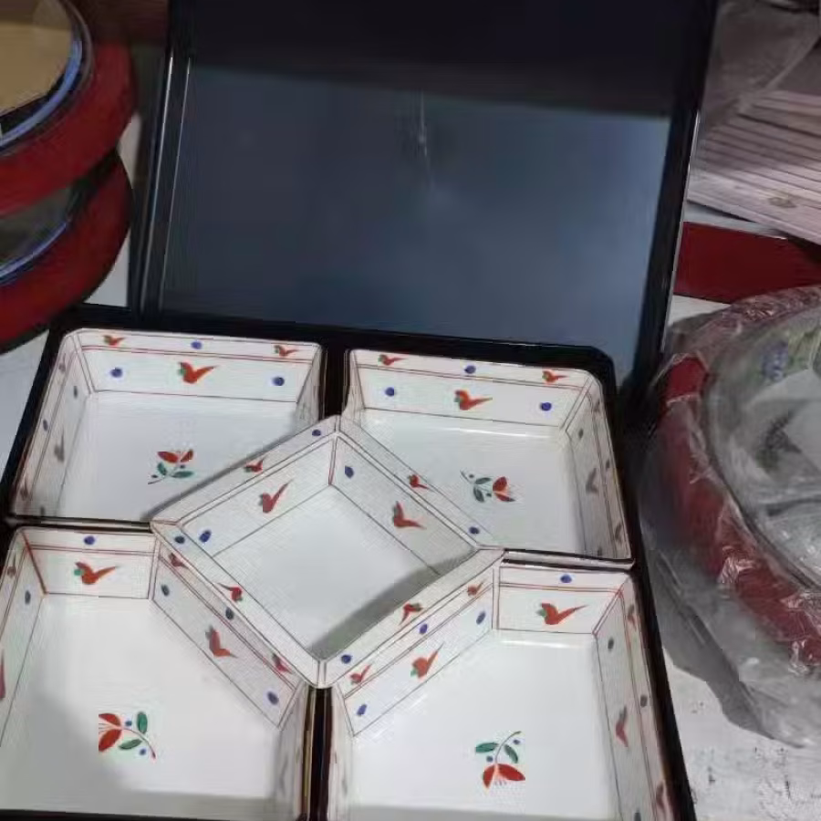 新加坡华人过年放糖果用 还有放零食 还有放寿司盒子 图片 9