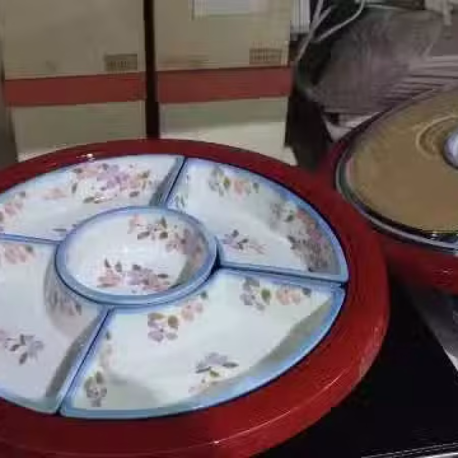 新加坡华人过年放糖果用 还有放零食 还有放寿司盒子 图片 5