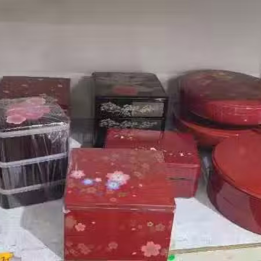 新加坡华人过年放糖果用 还有放零食 还有放寿司盒子 图片 3