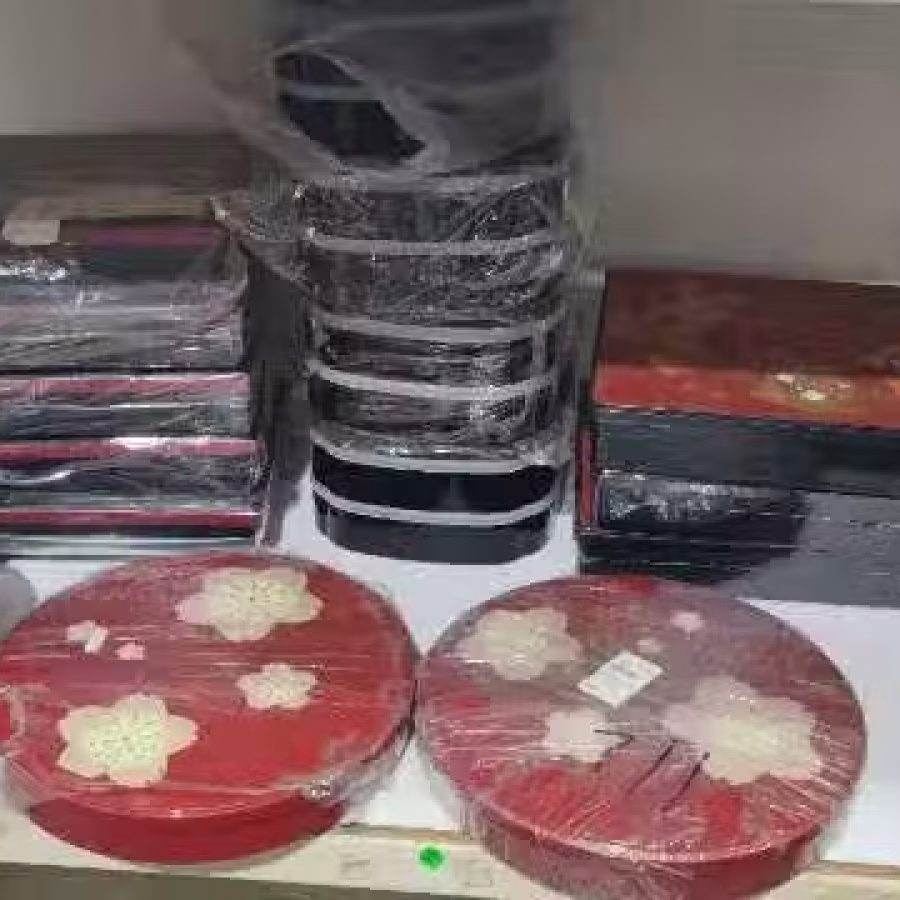 新加坡华人过年放糖果用 还有放零食 还有放寿司盒子 图片 2