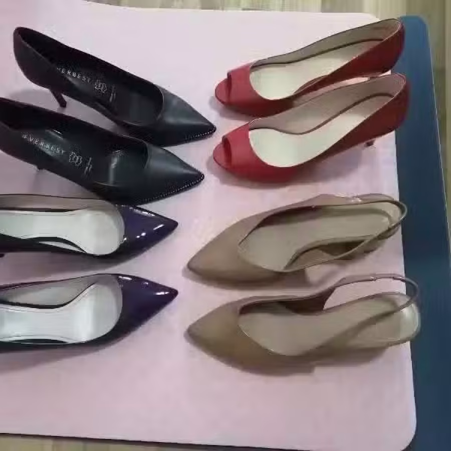 有4双九成新品牌女式皮鞋 图片 1