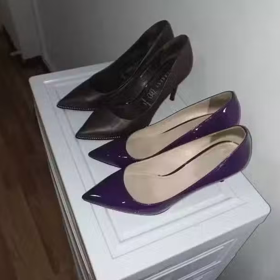 有4双九成新品牌女式皮鞋 图片 2