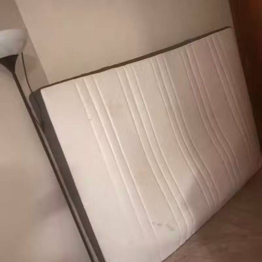 免费送两个旧双人床垫，正常用的，需要的拉走 图片 1