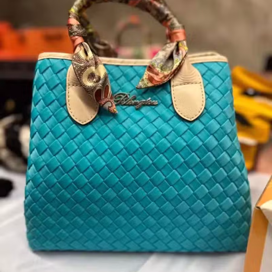 女生手工编织时尚包包 图片 2