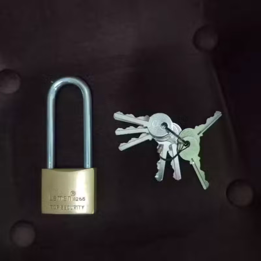 卡迪地铁站自取排插3个,多功能摇控器3个,锁头一个钥匙12根 图片 1