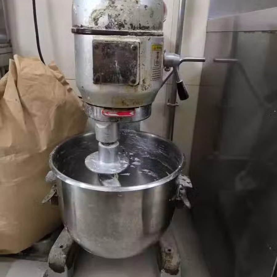 电饭锅，电热档，冰柜，蒸笼，白钢桌子，鱼汤碗，盘子 图片 1
