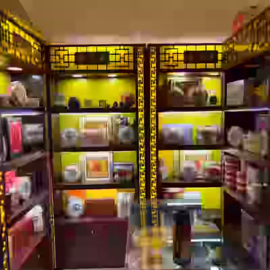 虫草烟酒展示柜，矮柜，泡澡桶，木衣架下有抽屉鞋柜五斗柜，小实木桌， 图片 1