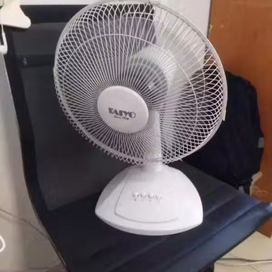 有哑铃，包包等物品 图片 14