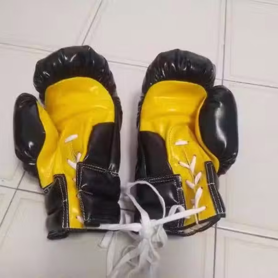 有哑铃，包包等物品 图片 4