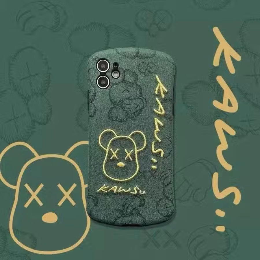 送手机膜！KAWS苹果创意小熊刺绣软皮手机壳 图片 2