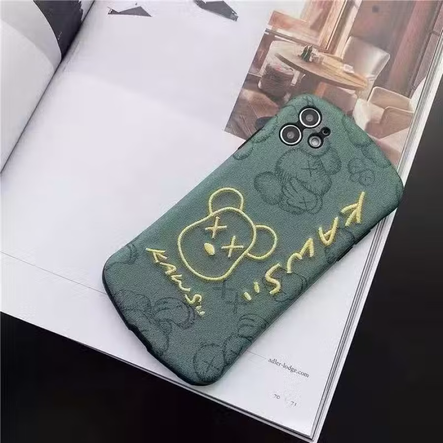 送手机膜！KAWS苹果创意小熊刺绣软皮手机壳 图片 5
