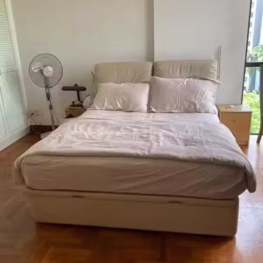 Queen size，双人床，床褥加床柜。 图片 1