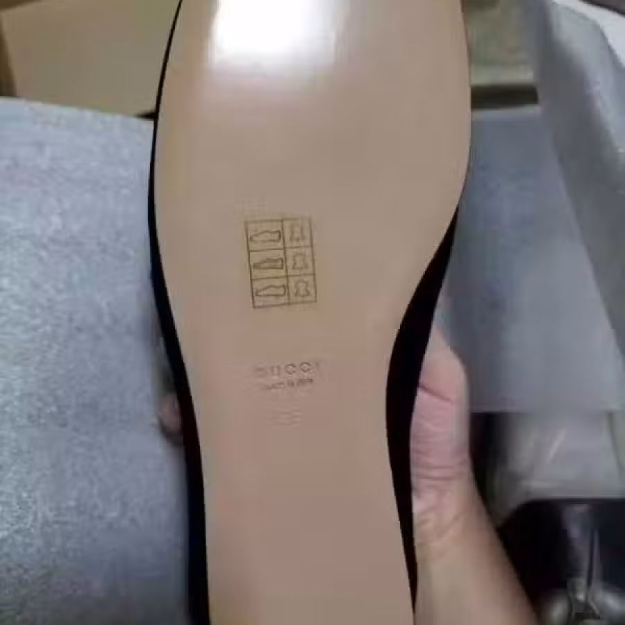 Gucci Velvet Ballet Flat with Bee 图片 3