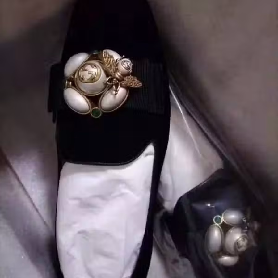 Gucci Velvet Ballet Flat with Bee 图片 5